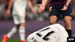 El defensa del Barcelona Jordi Alba le habla al mediocampo del Real Madrid Lucas Vázquez durante la semifinal de la Copa del Rey.
