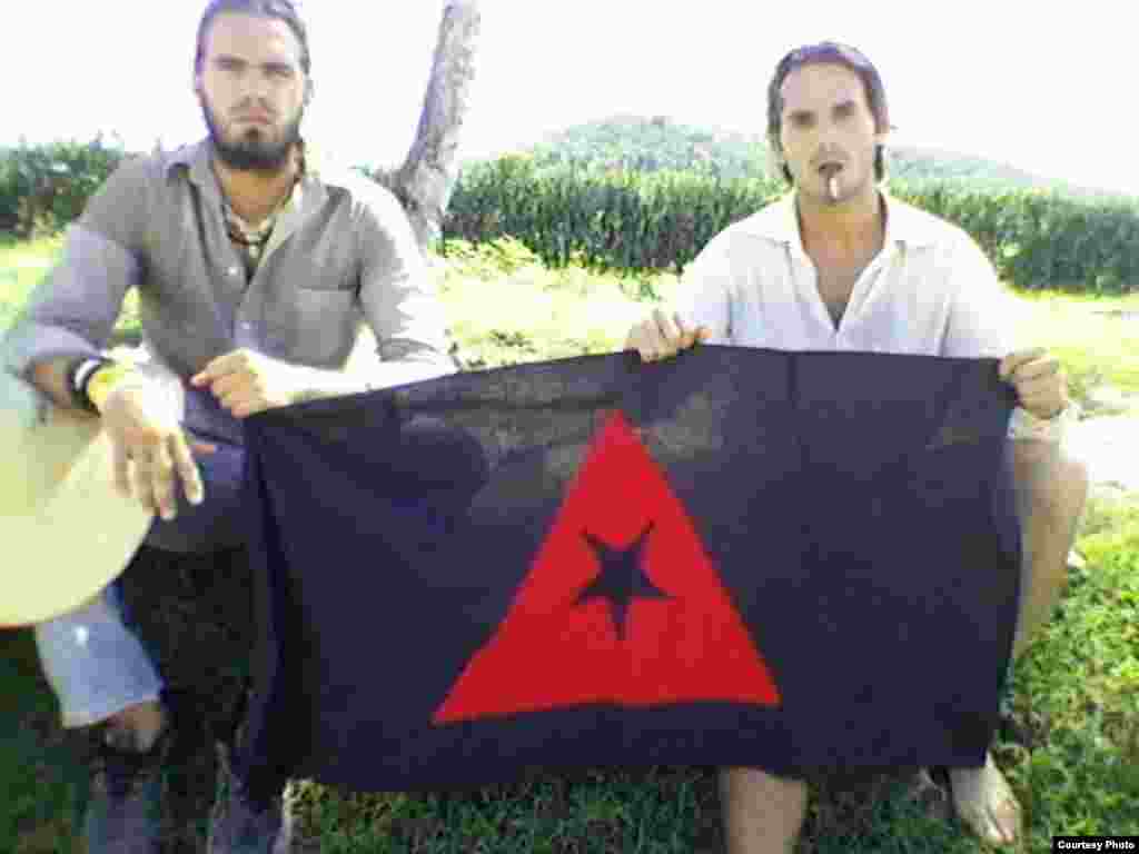 Rafael Rojas Viamonte (izq.) y Justo Tamayo, integrantes de UFLF, detenidos en Unidad de Operaciones, Pedernales, Holguín. Cortesía Juannier R. Matos.